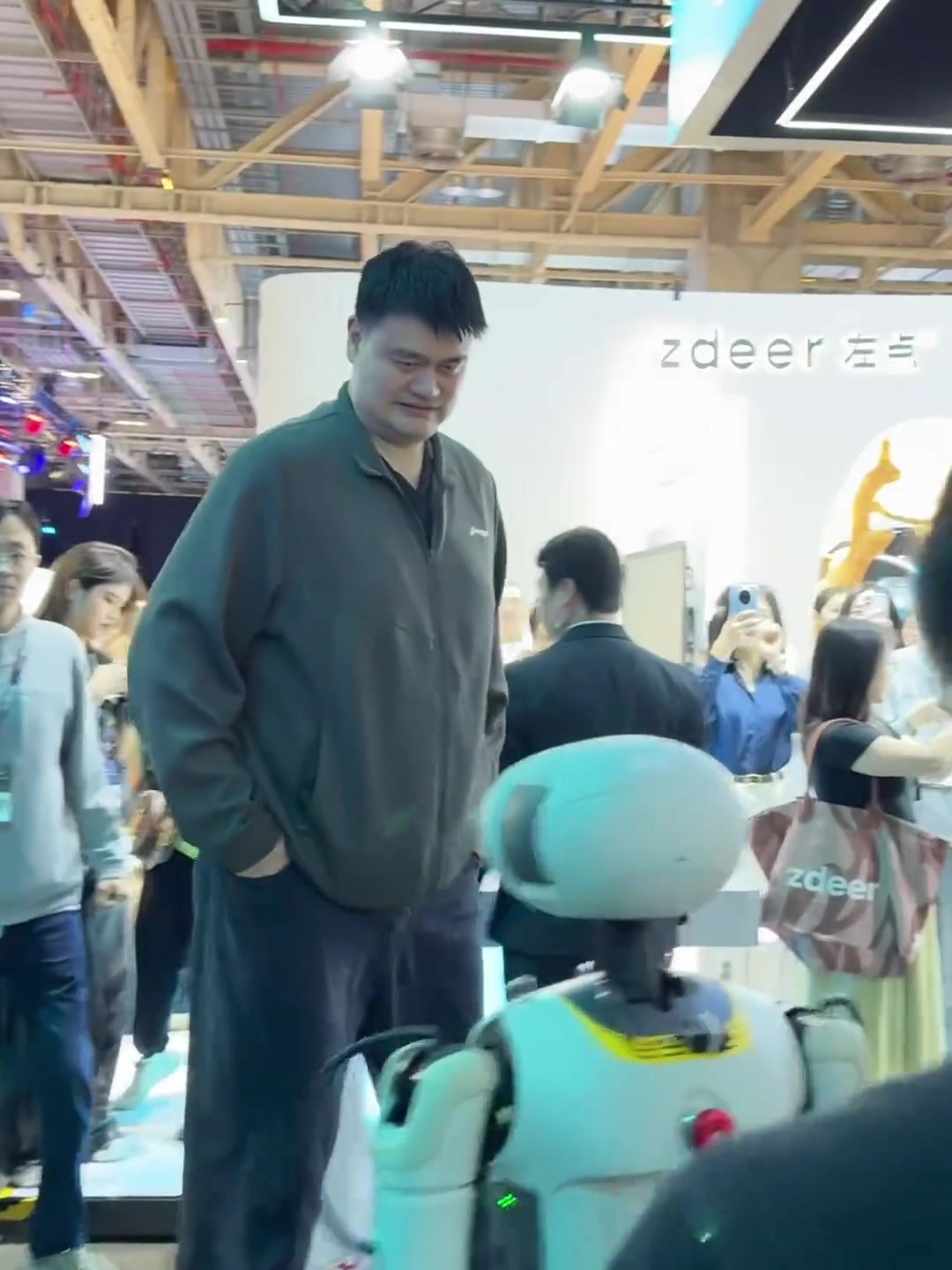 机器人打篮球指日可待？网友在澳门机器人展览会偶遇姚明