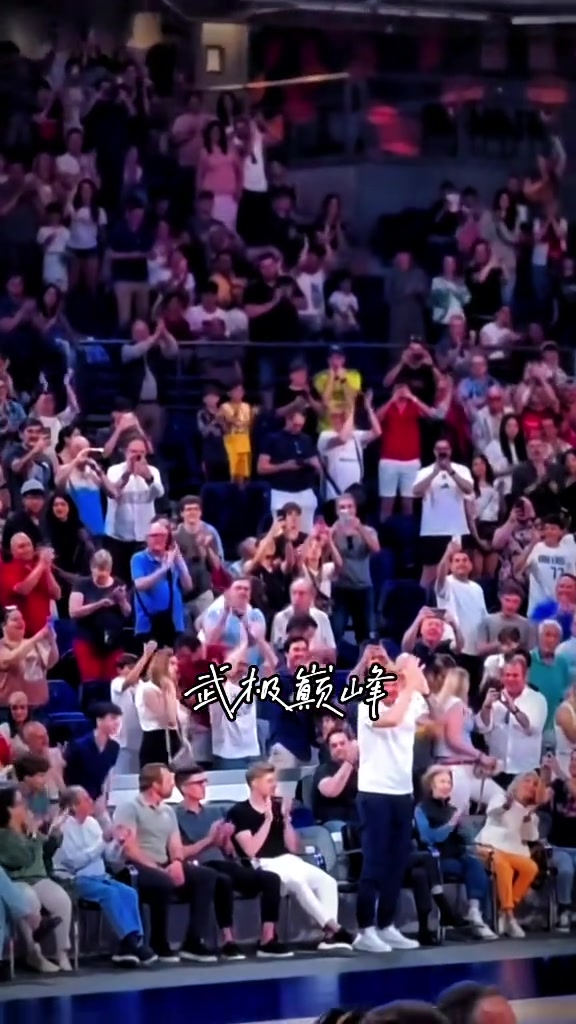 排面拉满，东契奇现身皇马观战全场起立鼓掌~