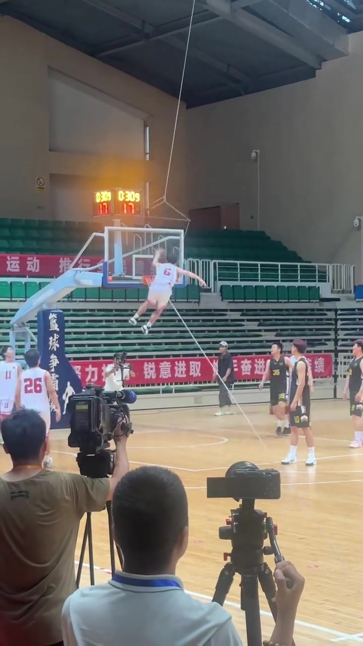 乔丹看了都摇头！这动作别说NBA了 水浒传都很少见！