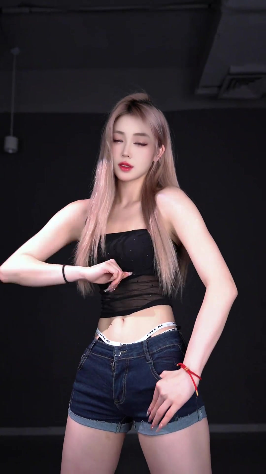 辽宁啦啦队元Abby热舞 这身穿搭也是别出心裁了