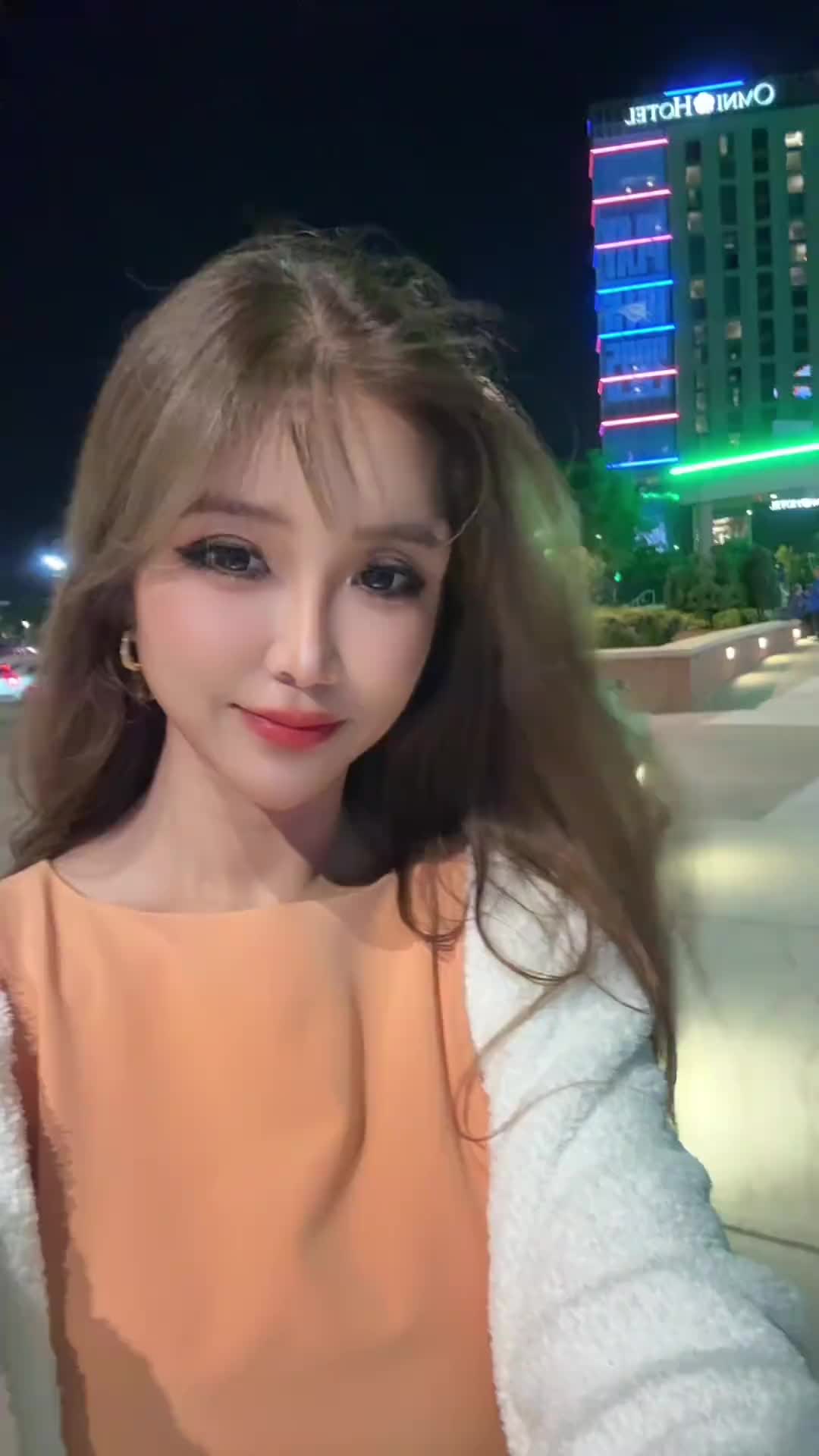 美女记者周玲安：俄城真的就几个高楼 赛后都打上了雷霆配色