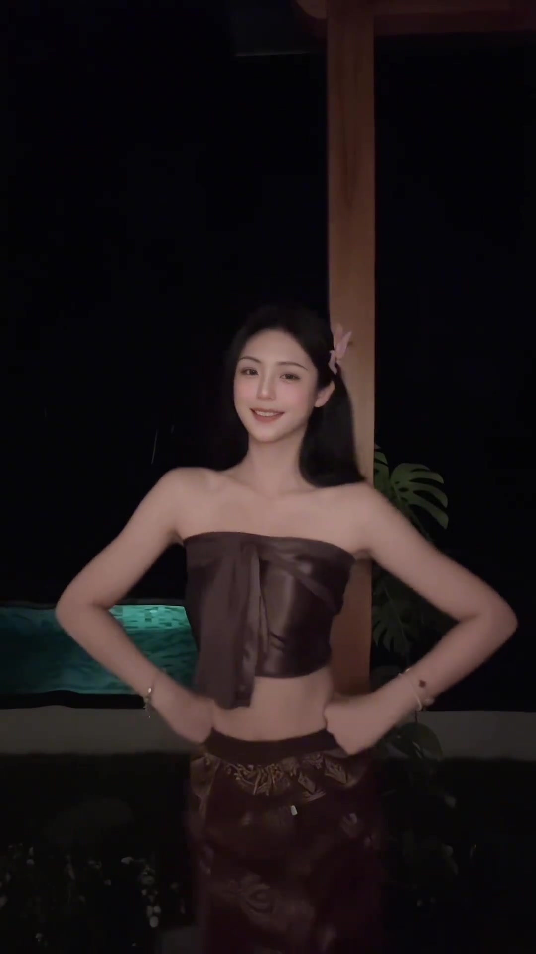 这穿搭是什么风格哈 凉快！卓识穿着短裙尬舞：今天吃粽子了吗？