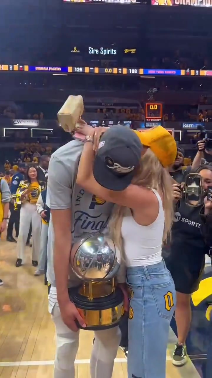 步行者获得 NBA 总决赛门票后，哈利伯顿拥抱了他的女友杰德