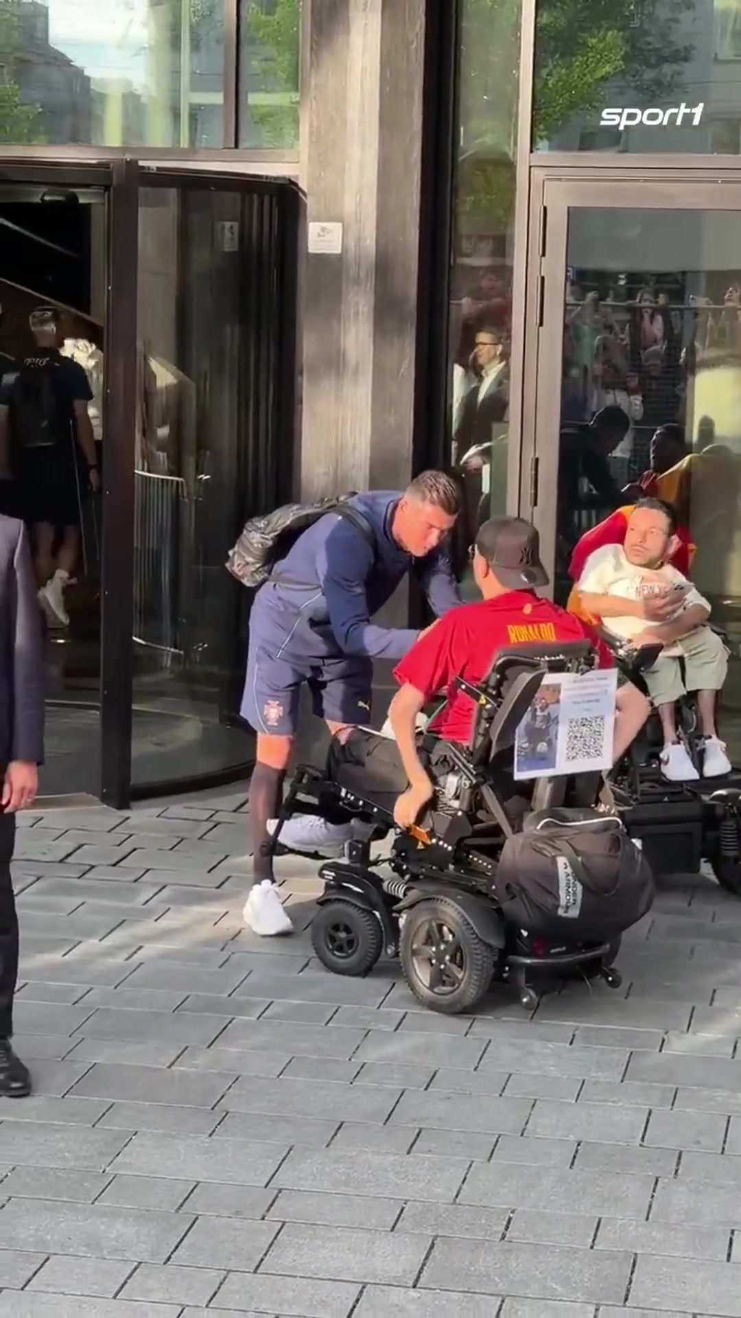 C罗给坐轮椅的球迷签名，险些被轮椅误伤