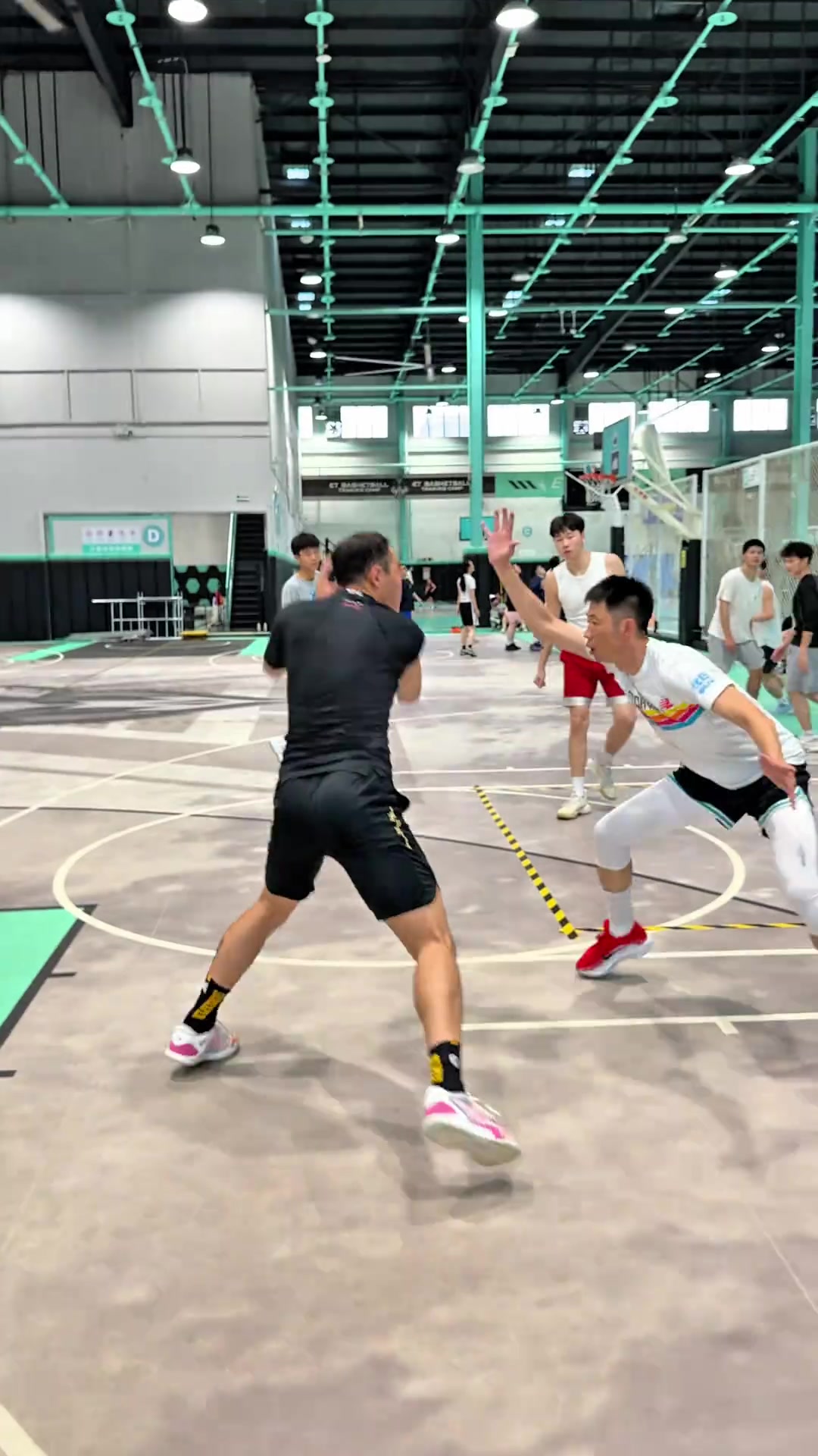 像极了那个男人！野球场惊现一位科密步伐顶级半场4v4无解！