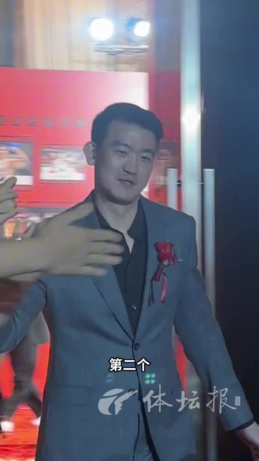球迷喊话：建议王指导西装半永久，王博回应来了！