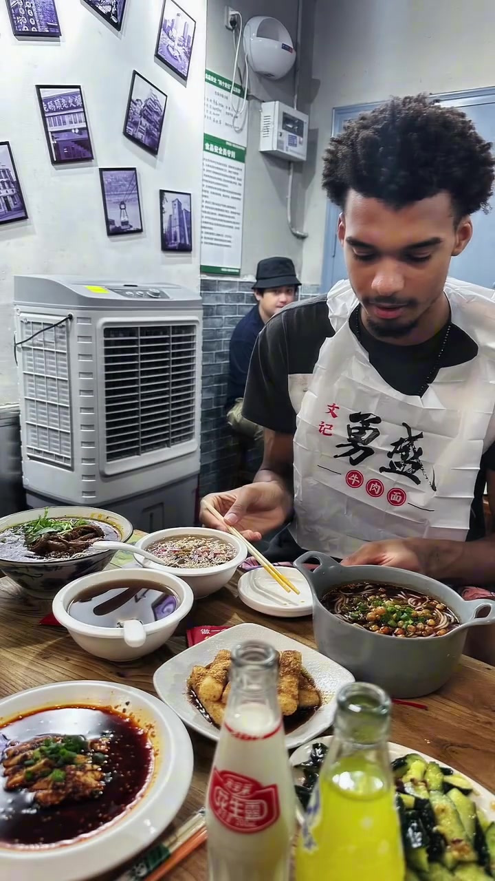 文班亚马太接地气了！来到北京后居然吃勇盛牛肉面去了