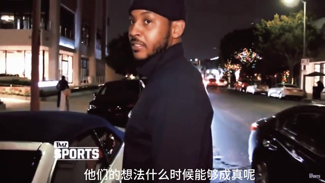 令人心酸！几年前安东尼无球可打时，在街头被球迷问：今年会