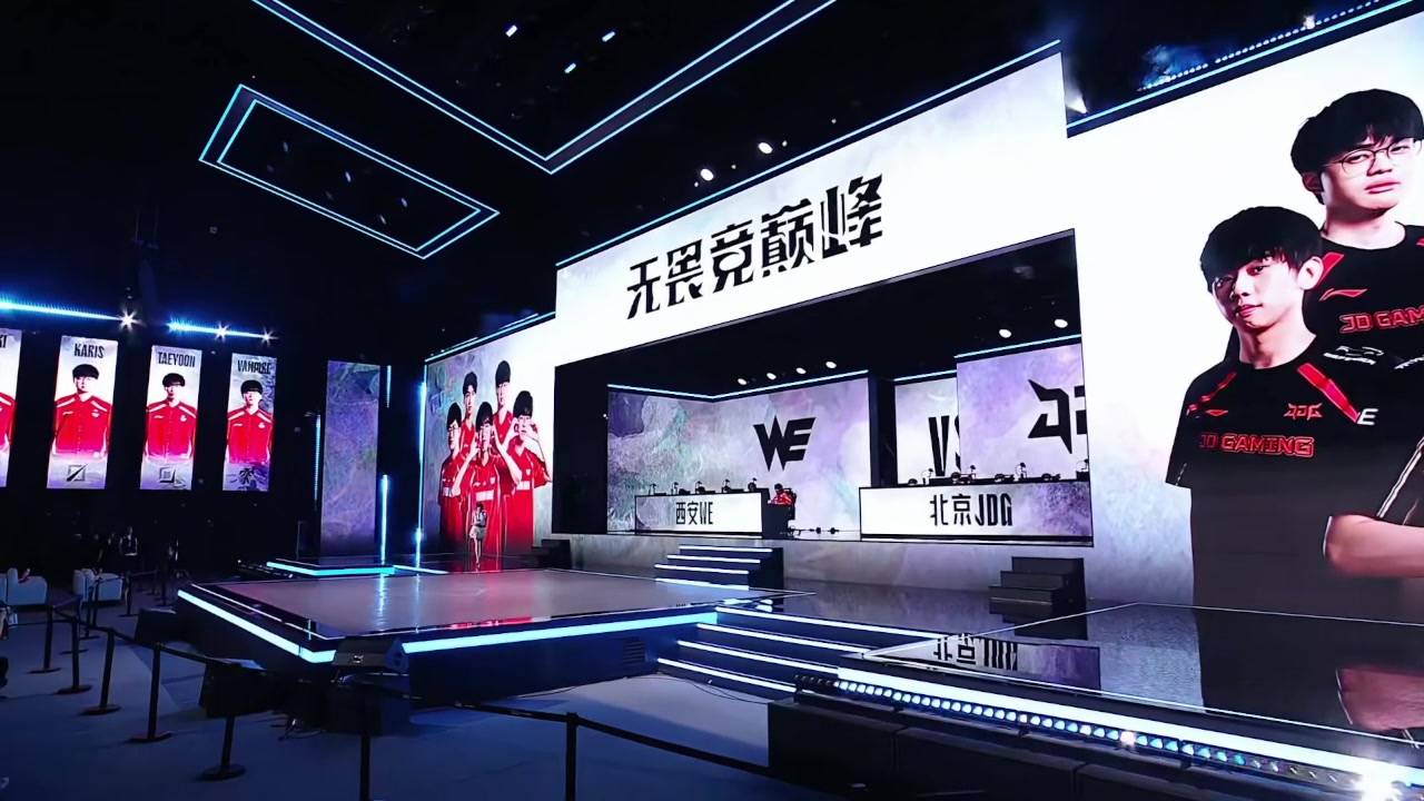 主持人骆歆出场：纯白造型+一双筷子腿~