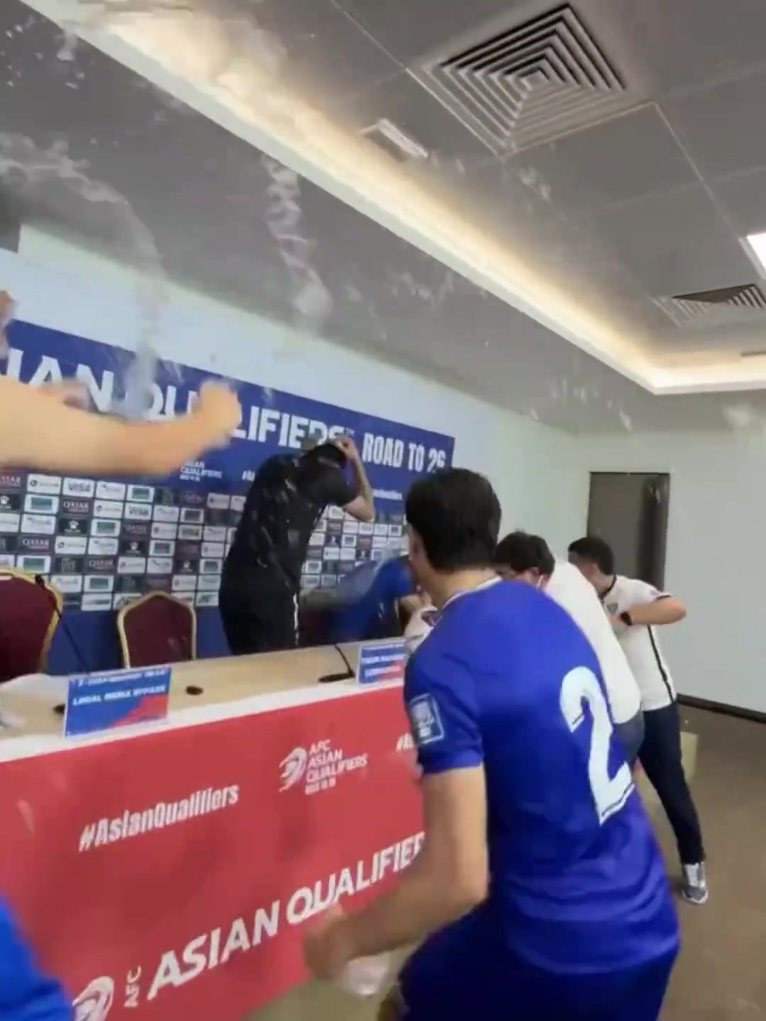狂欢！乌兹别克历史首次晋级世界杯，球员们冲进赛后发布会