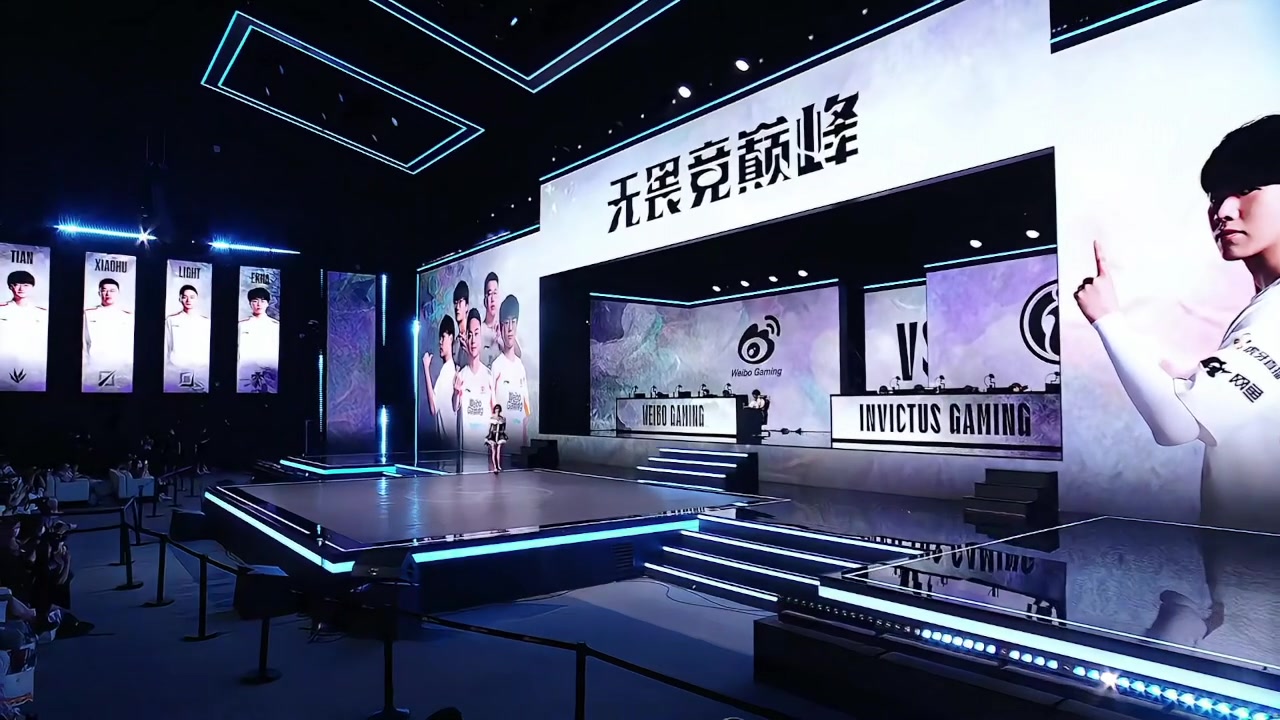 有股青春洋溢的气息！小钰身着无袖露肩小短裙登台亮相