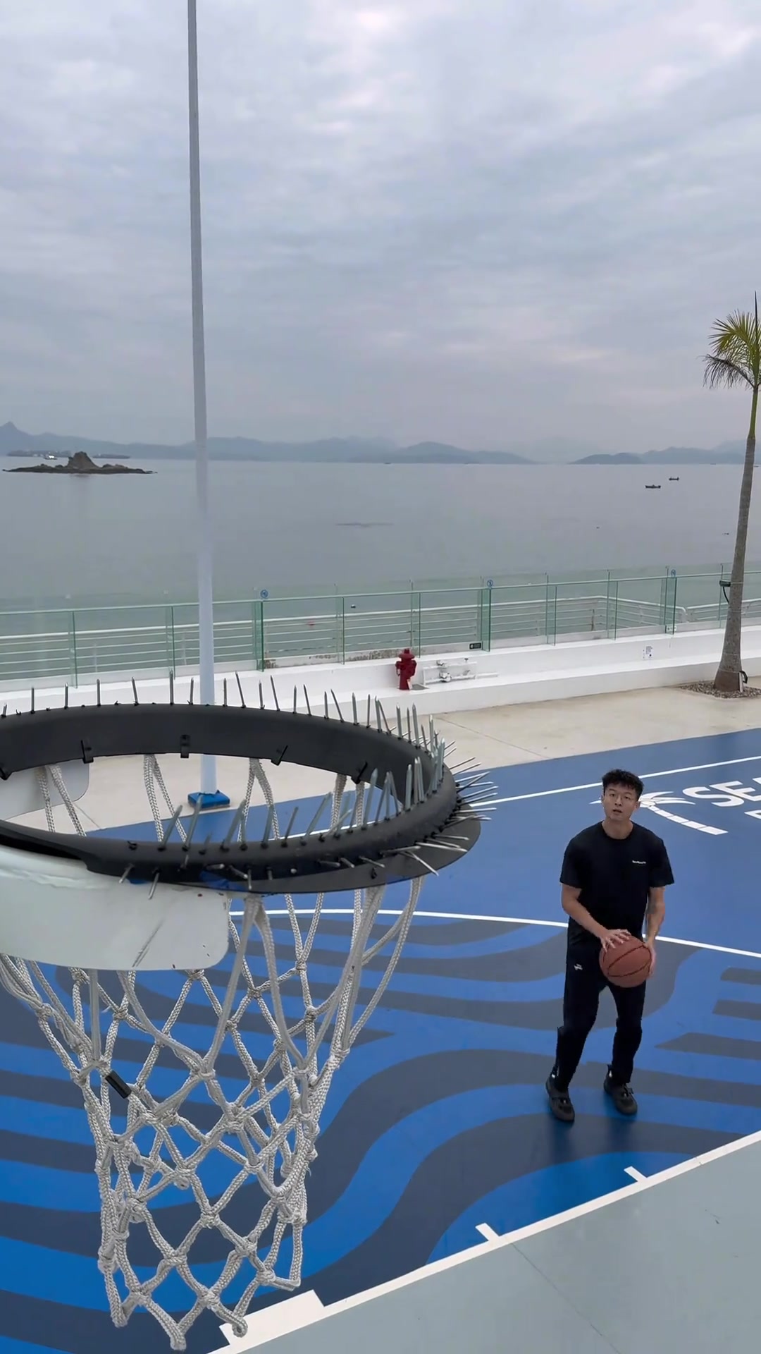 每一次投篮仿佛行走在刀尖上！让你投这个篮筐你紧张吗