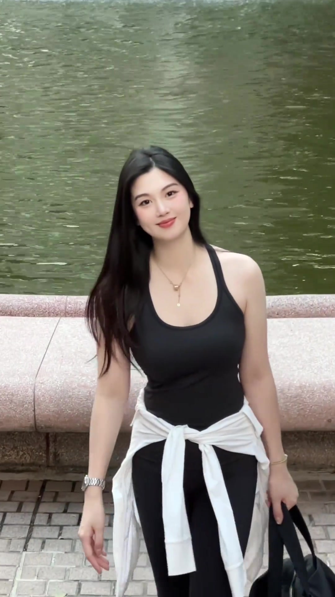 微胖女神！一身背心的野球场肘姐，丰满身材尽显！