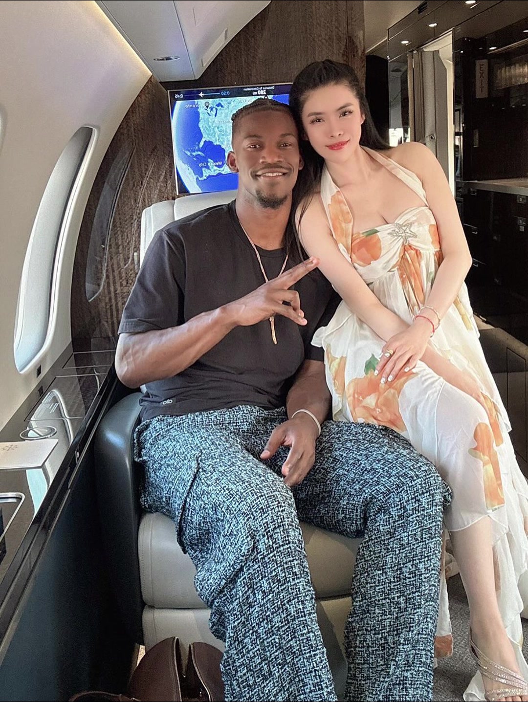 哇塞，硬汉配美女！巴特勒与德扑ALL IN姐在飞机上亲密合影