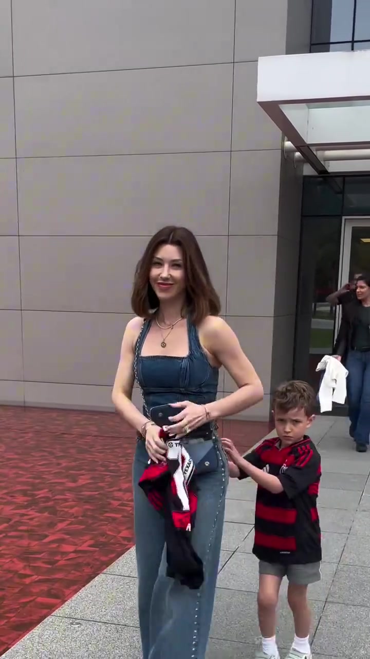 若日尼奥老婆越发风韵犹存这笑容是真甜进了我的心~