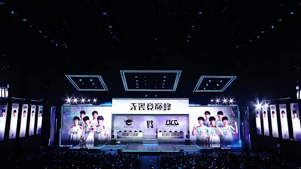 胜决开始有你！今日现场主持余霜 经典旗袍登场