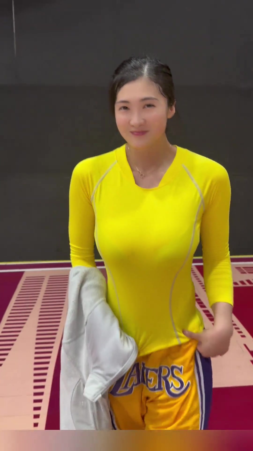 左手突破+空心三分！这是我见过水平最高的湖人女球迷