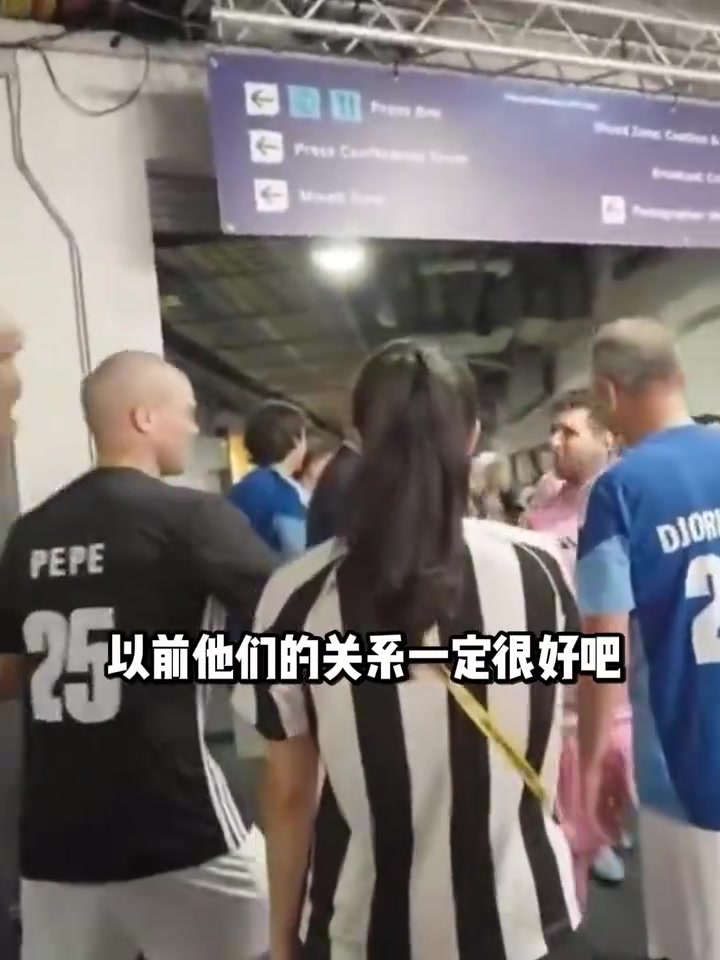网友恶搞：梅西和佩佩握手的时候，不会联想