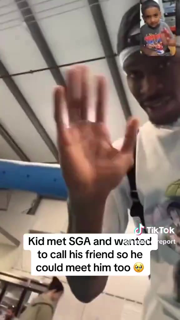 暖心小孩遇到SGA连忙给朋友电话，SGA还对着镜
