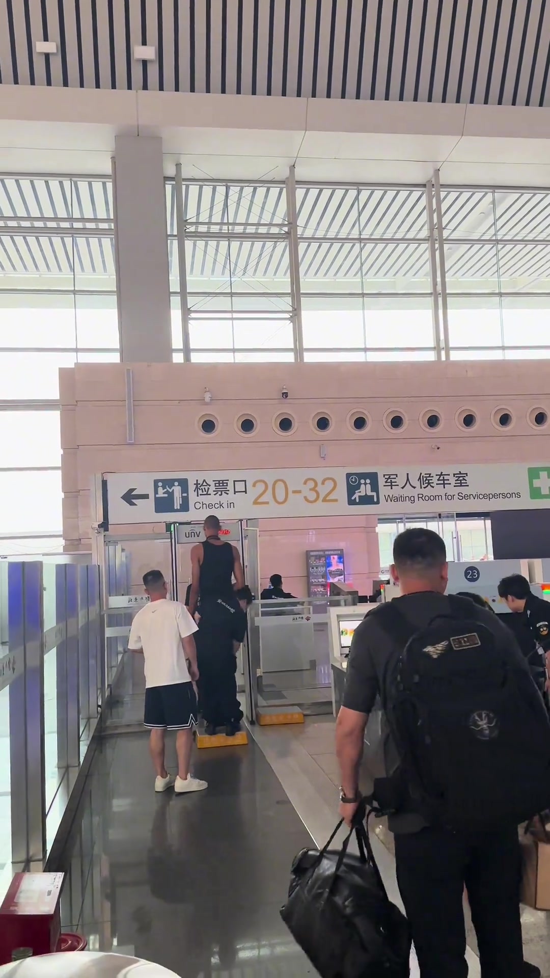 工作人员需要站在垫子上才能给文班亚马安检