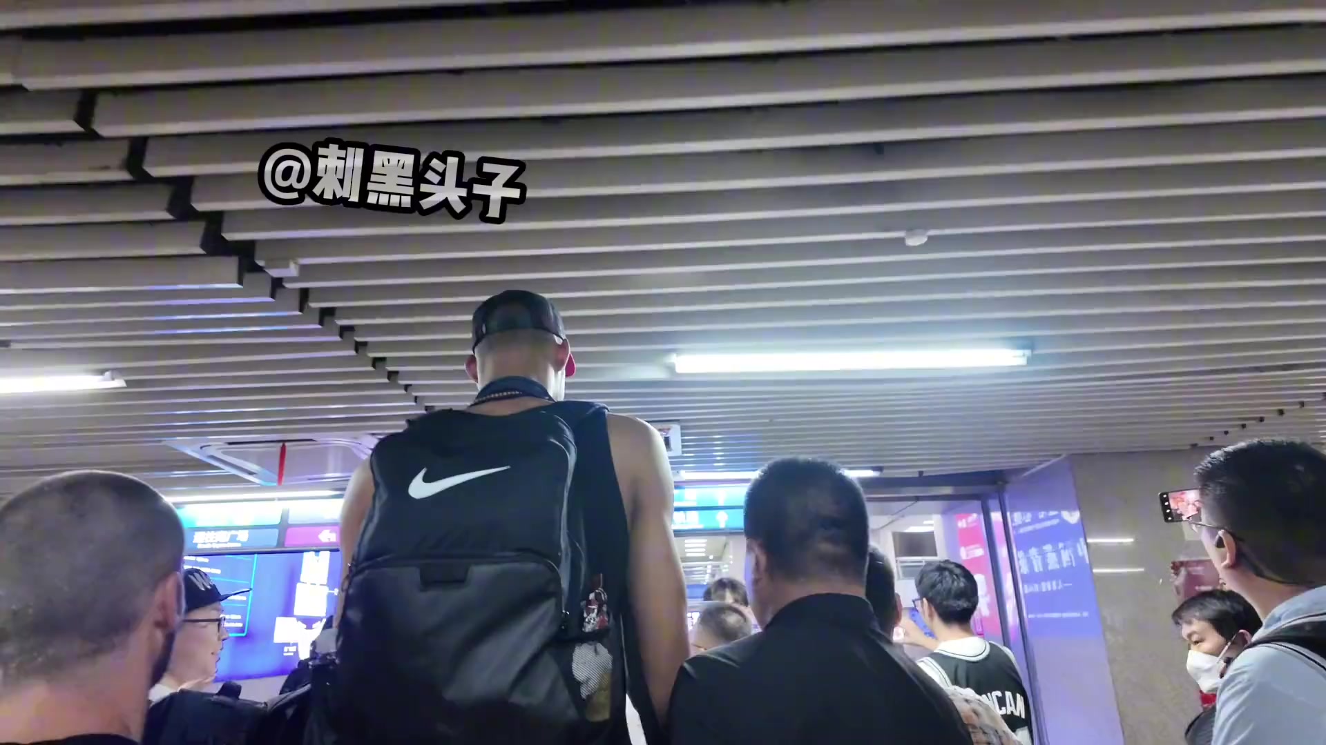 这高度！文班车站里走路差点撞到天花板的指示牌