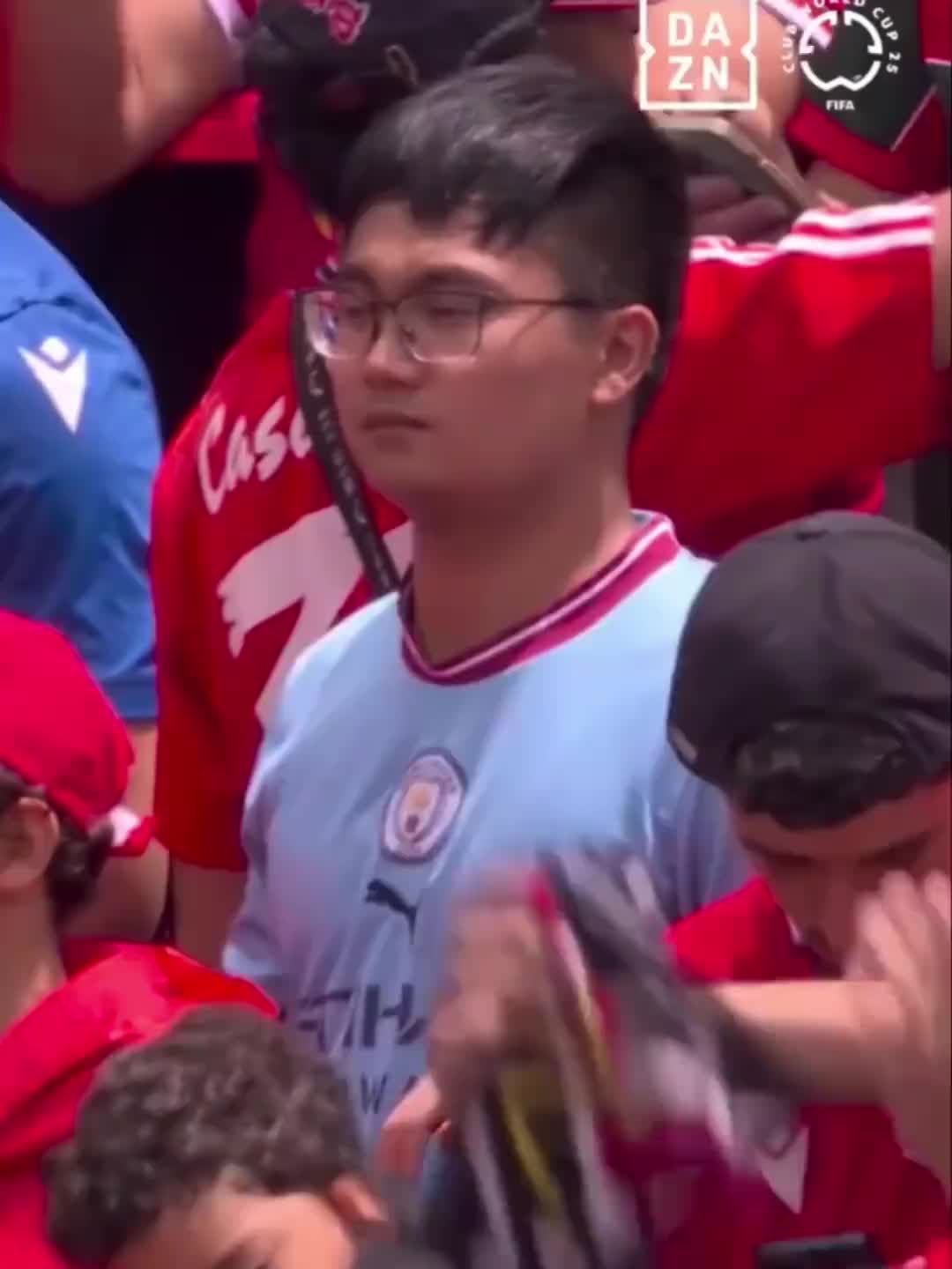 买到客队看台了？曼城球迷：瑟瑟发抖，我是一句话也不敢说啊