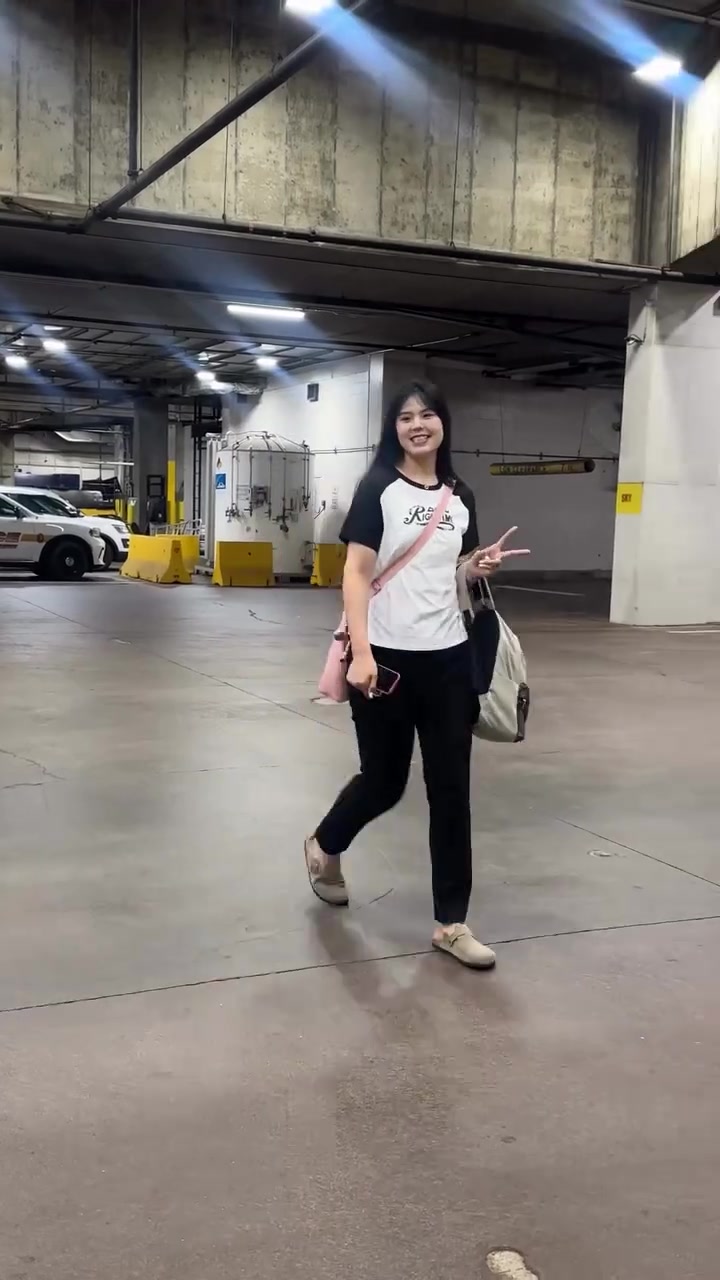 爱了爱了！李月汝赛前穿搭T恤+粉包，看着就是个小女孩啊