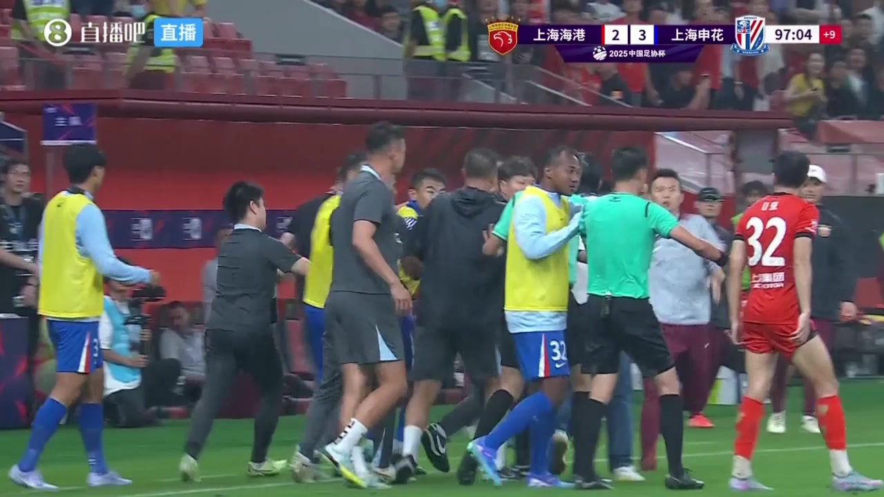 于汉超暴怒！上海德比场边替补席爆发冲突