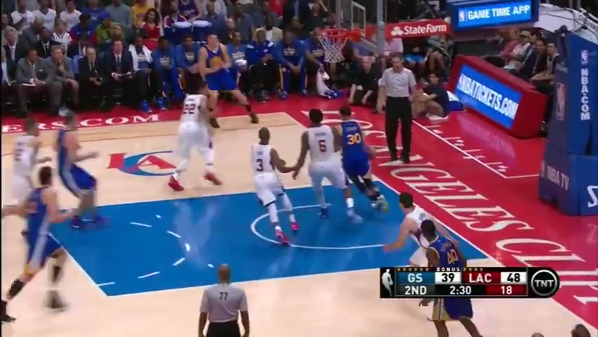 晃倒老师傅！NBA典藏级名场面：年轻的库里双背运，保罗应声倒地