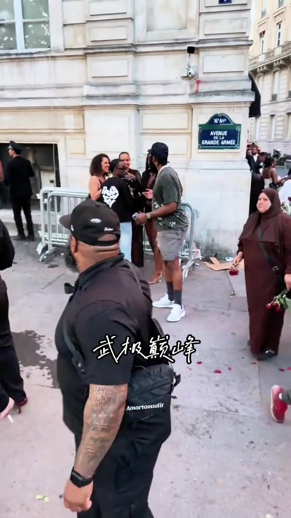 走完秀的登哥在巴黎街頭閑逛 路邊遇上美女聊了幾句