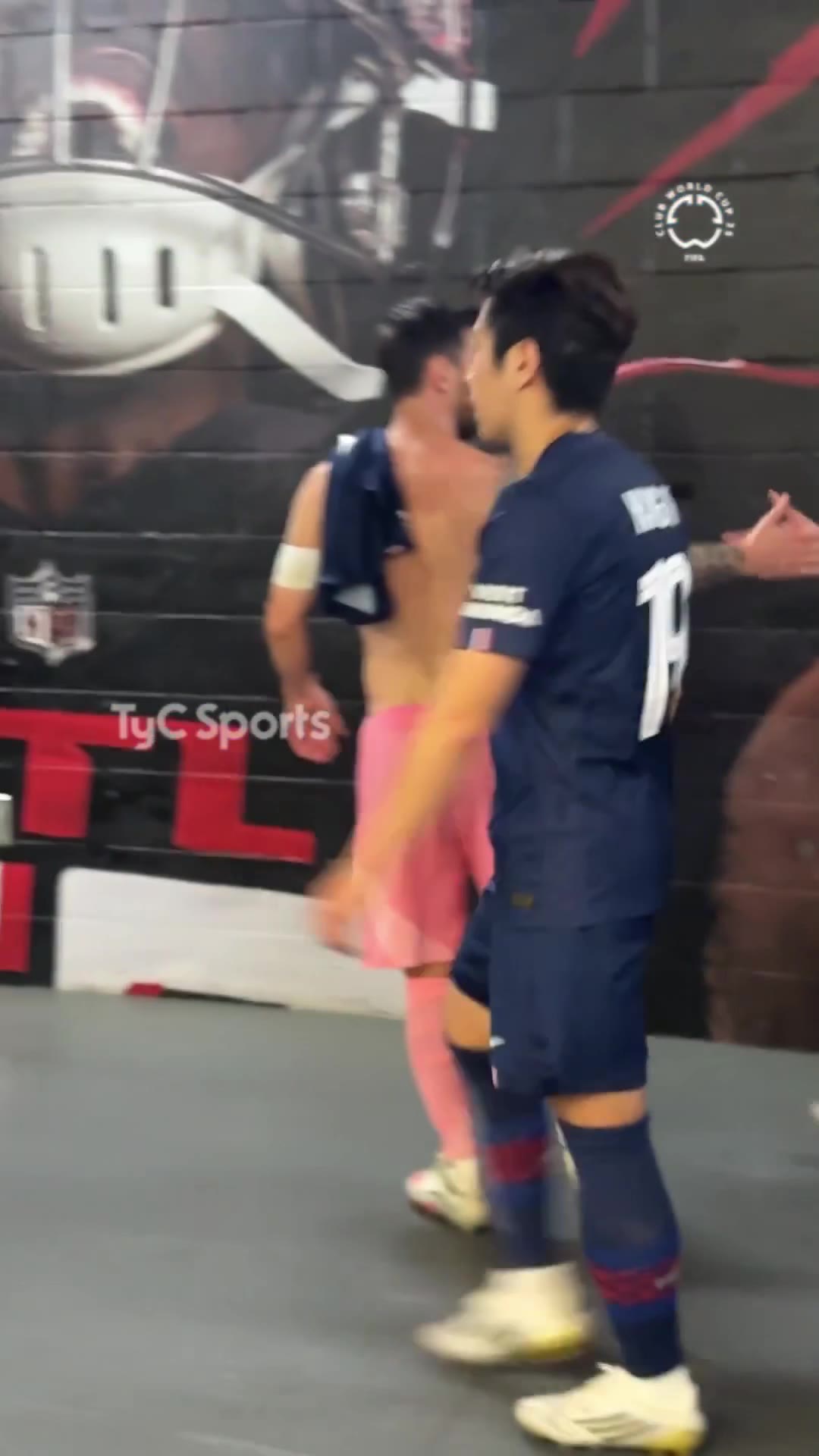 好哥俩儿啊！梅西和登贝莱搭肩走回更衣室