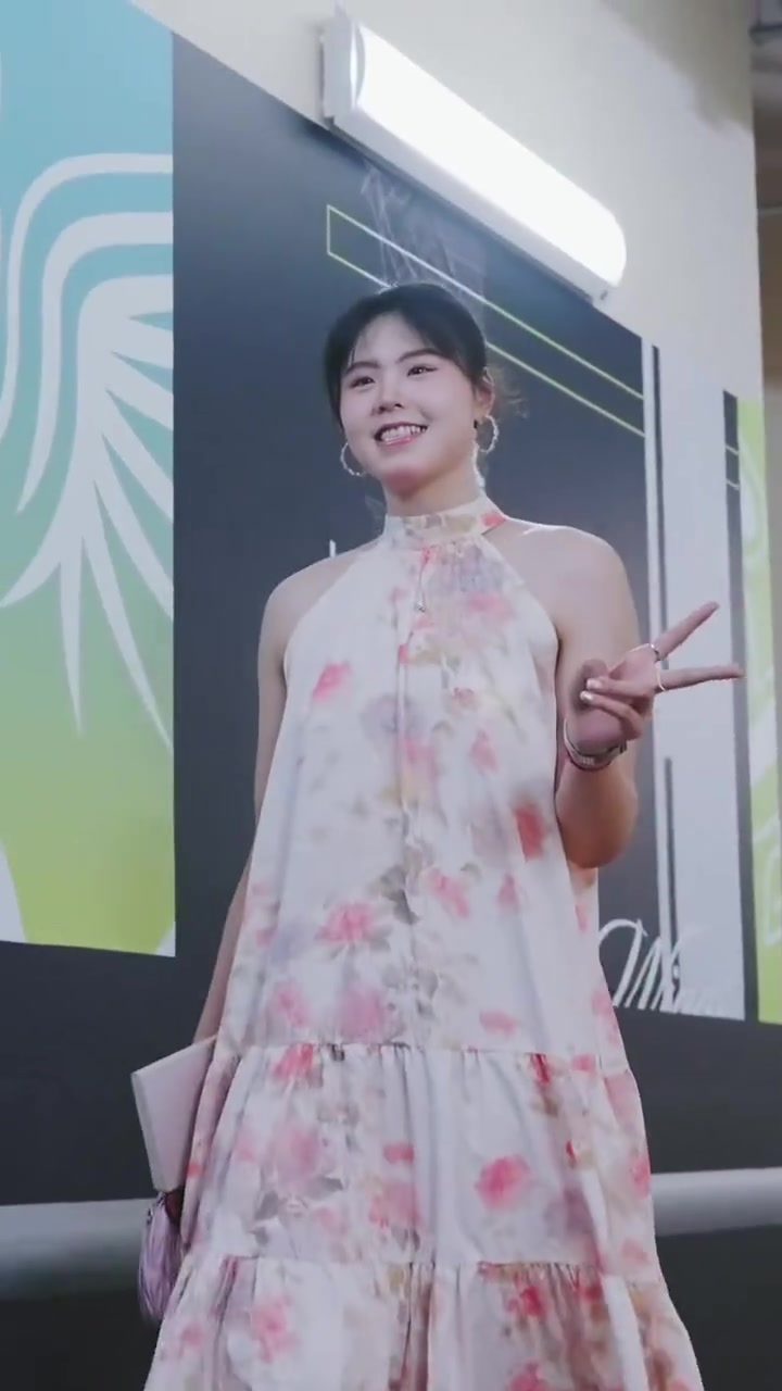  邻家大女孩！今天没有李月汝的比赛，那就看看小宝最近的穿搭