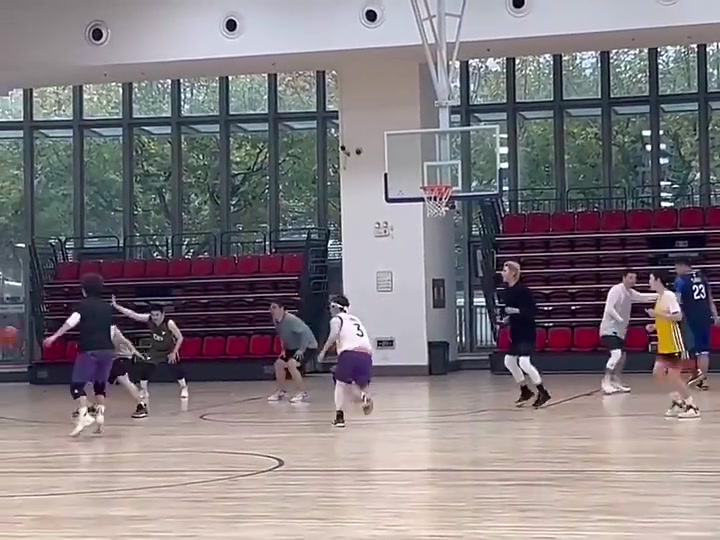 确实爱篮球！蔡徐坤前两年打全场视频，还是有点技术和意识的
