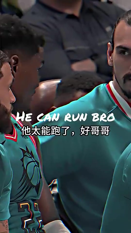 吓坏宝宝了！艾顿向队友抱怨：约老师那么大