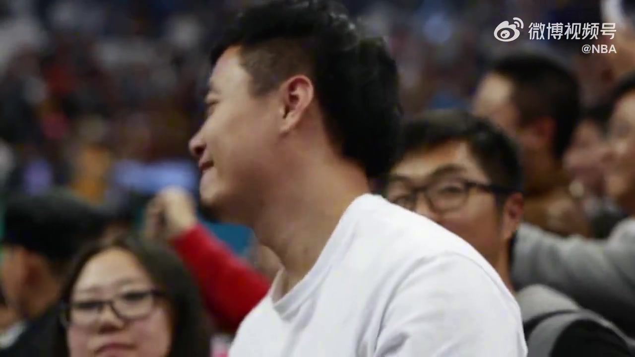  这是谁的青春回忆？2013年NBA中国赛科比为球迷签名