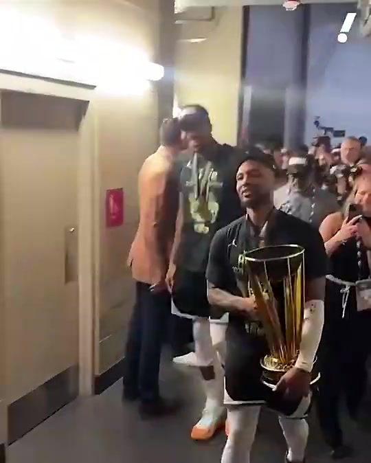 也算是在雄鹿拿了个冠军！利拉德此前捧NBA杯：手臂酸得要命！