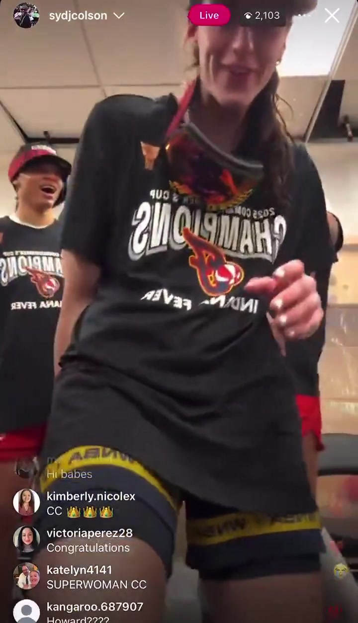 尺度太大！克拉克庆祝夺冠时 被队友从身后“顶”了一下