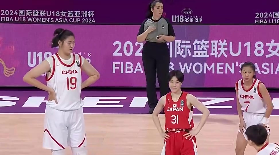 笑死！日本女篮1米7出头队员和2米26的张子宇跳球，自己都忍不住乐了！