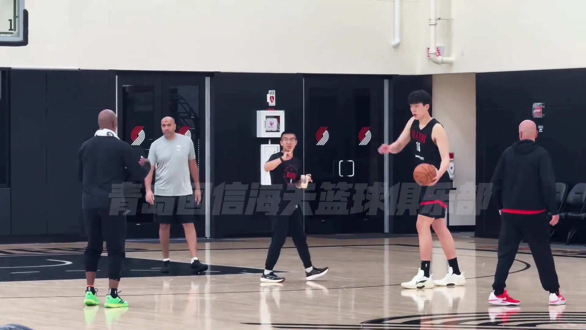 重视！杨瀚森赛后加练 比卢普斯路过亲自指导跑位⛹‍♂️