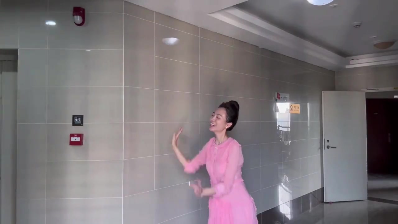不愧是恒大歌舞团出身，白珊珊哪怕在楼道里都能翩翩起舞
