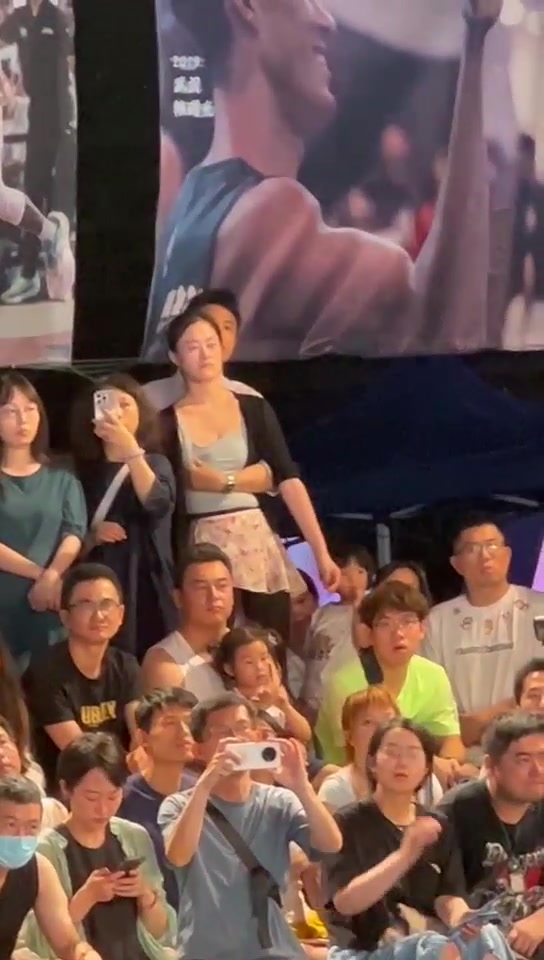 尺度太大！一对情侣场边观赛 男子手不停揉搓女友胸部