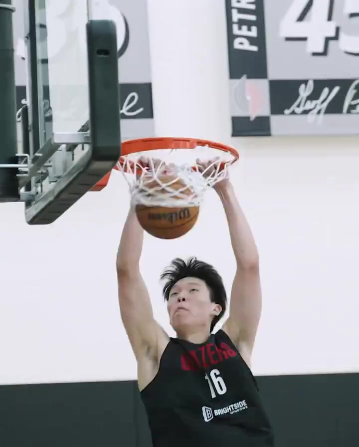 扣嗨了！杨瀚森训练高位策应和挡拆顺下空接 即将夏联首秀