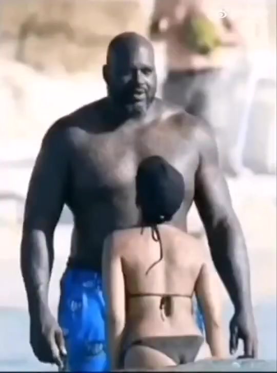 奥尼尔此前和22岁的女友在海边度假，这体型差距也太大了吧！