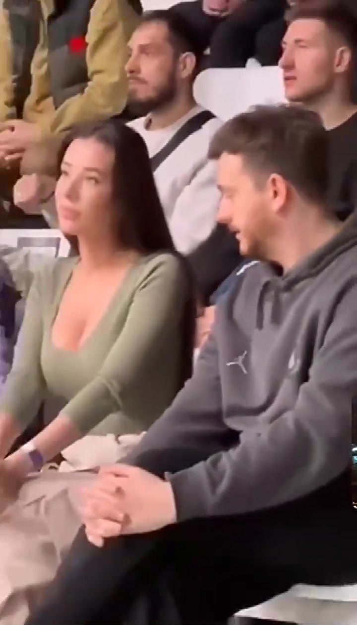 老色批了！一男子看球赛不断偷瞄身旁的美女！