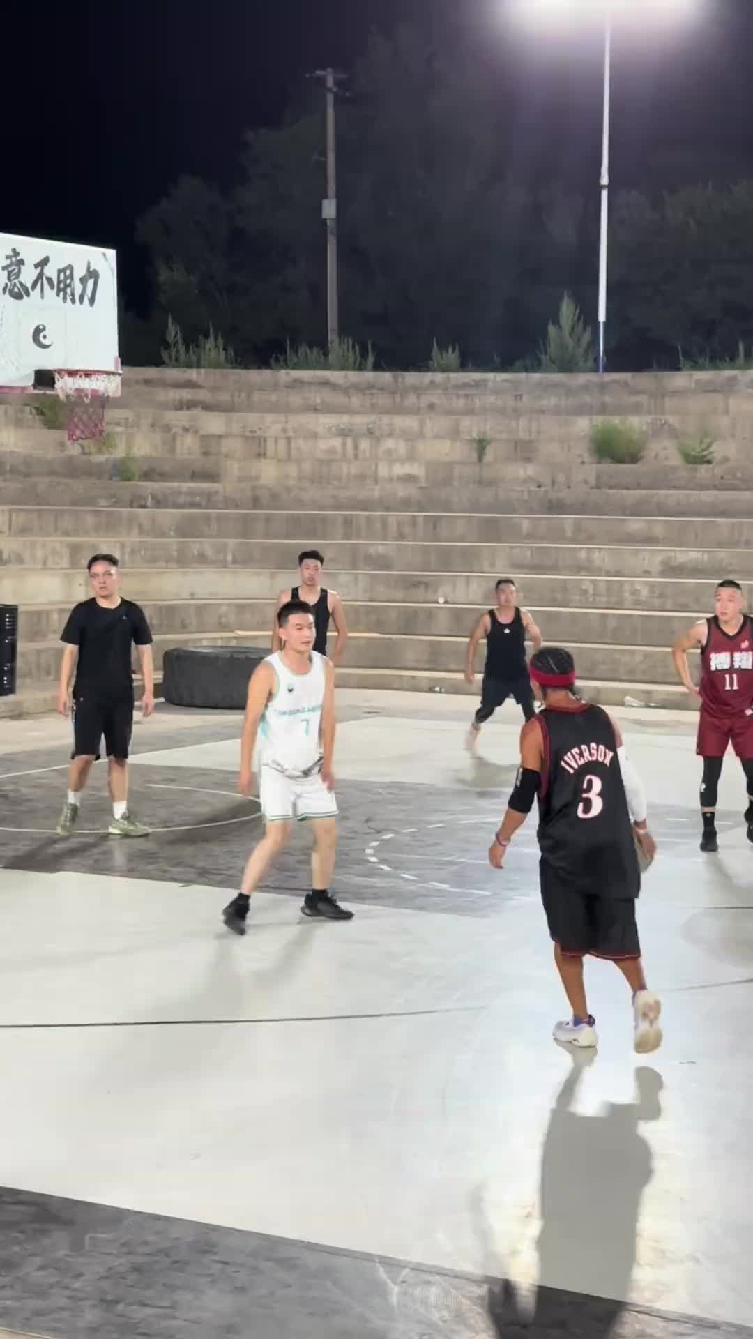 以为艾弗森球迷都不看球了，没想到还有人模仿他打球
