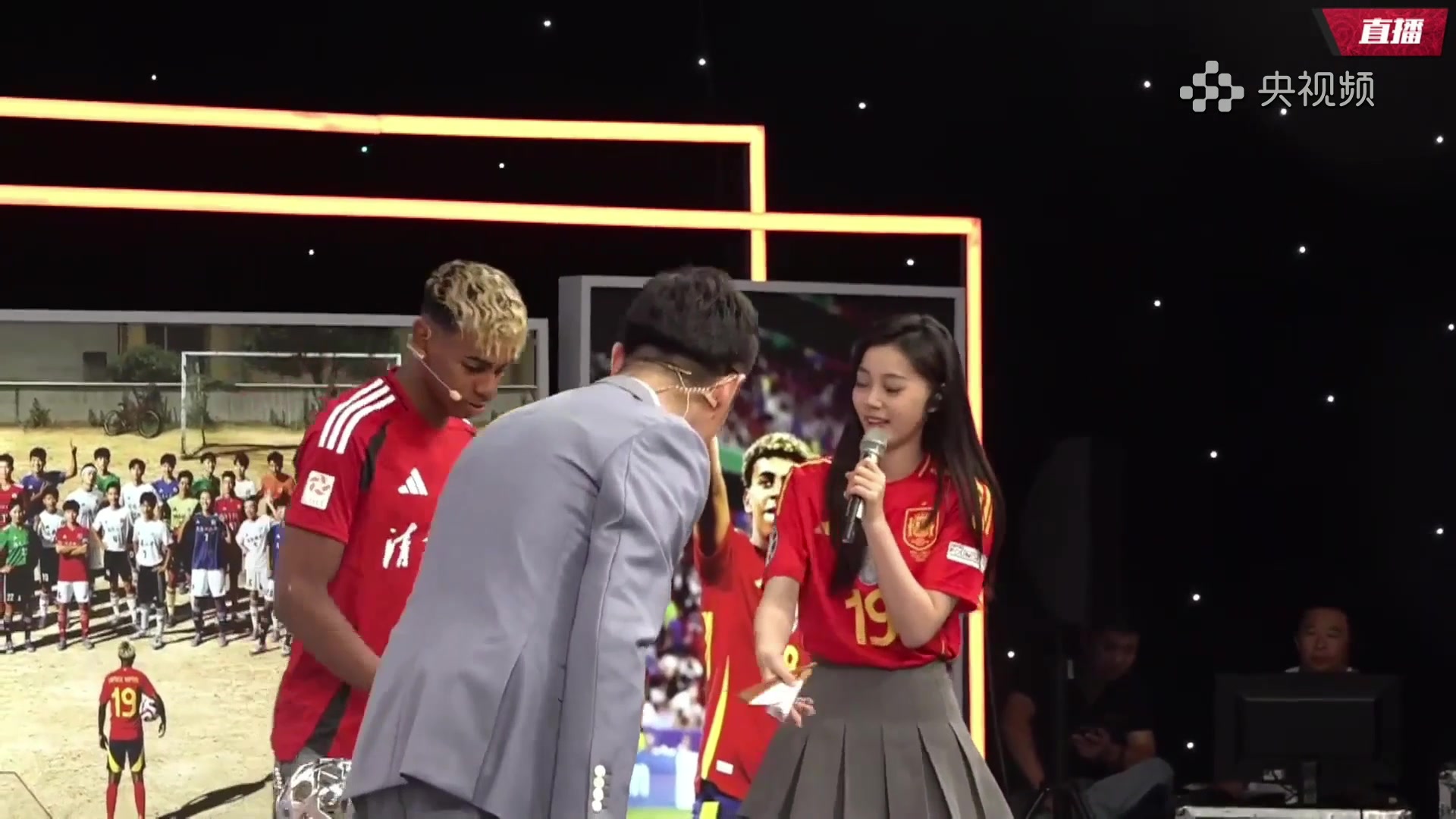 育儿节目…央视有点尬！现场女球迷带着亚马尔一起念：小孩哥