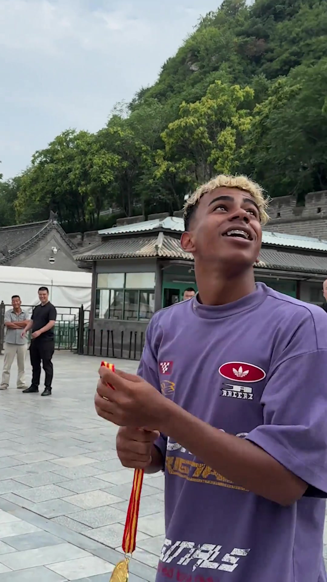 亚马尔在长城挑战高空停球，一个大脚把鞋踢飞