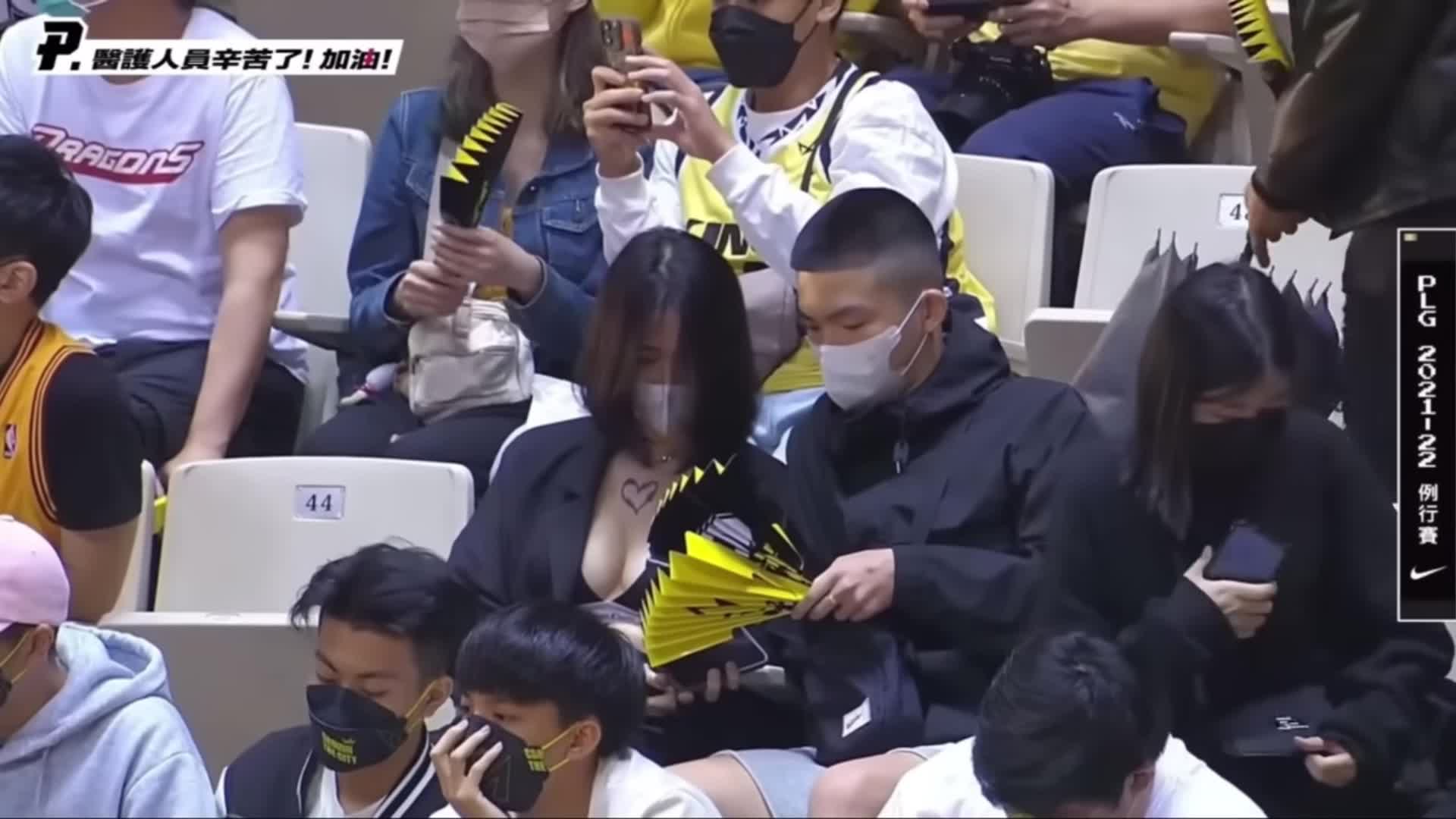 真佩服导播的好视力！很善于发现观众席上的美