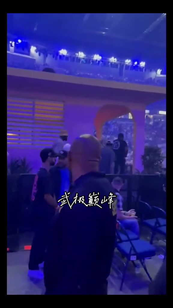 詹姆斯现身坏兔子演唱会引起轰动！现场响起MVP喊声！