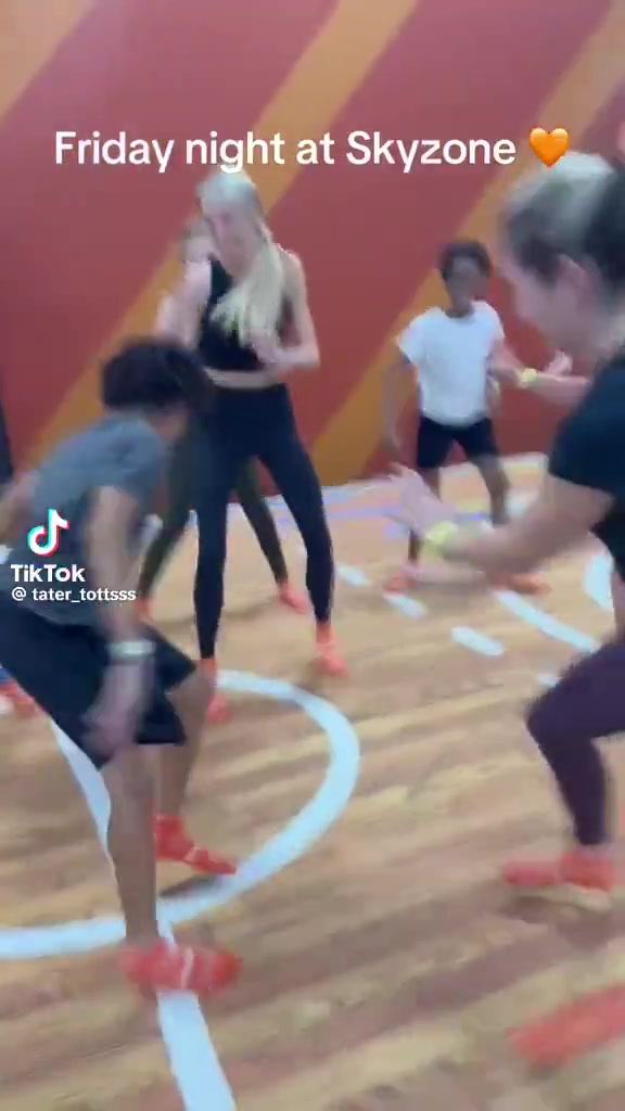 不是哥們，被這么多美女包夾，你還有心思打球啊？